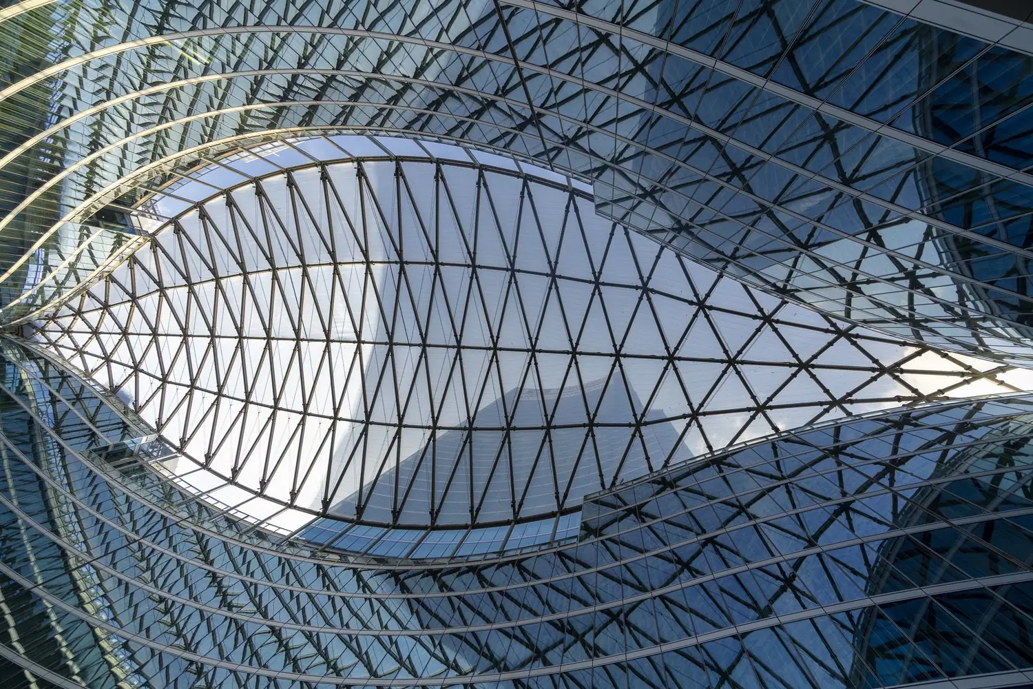 Dlaczego warto zdecydować się na szkło architektoniczne