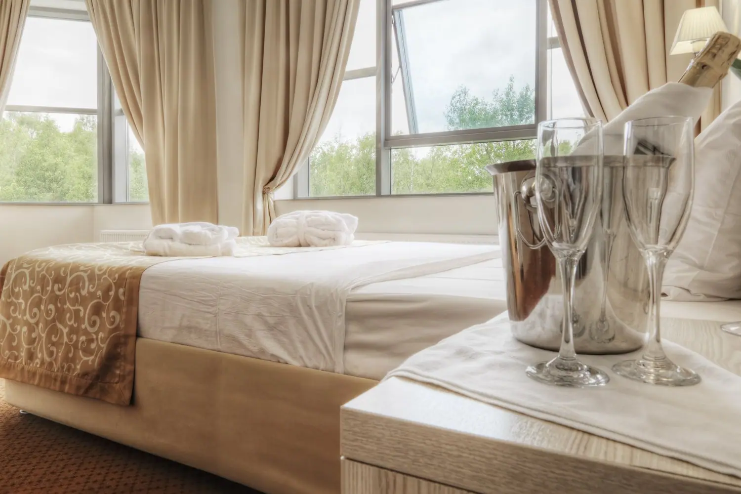 Jak stworzyć klimatyczną sypialnię w stylu hotelowym