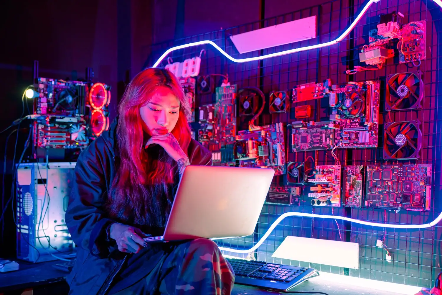 Jak wprowadzić styl cyber punk do domowego biura