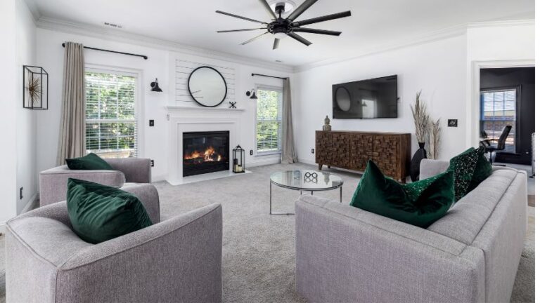 Nowoczesny jasny salon z sofą, telewizorem i kominkiem