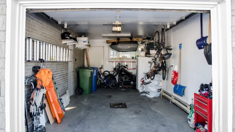 Przestrzenny garaż bez samochodu z narzędziami