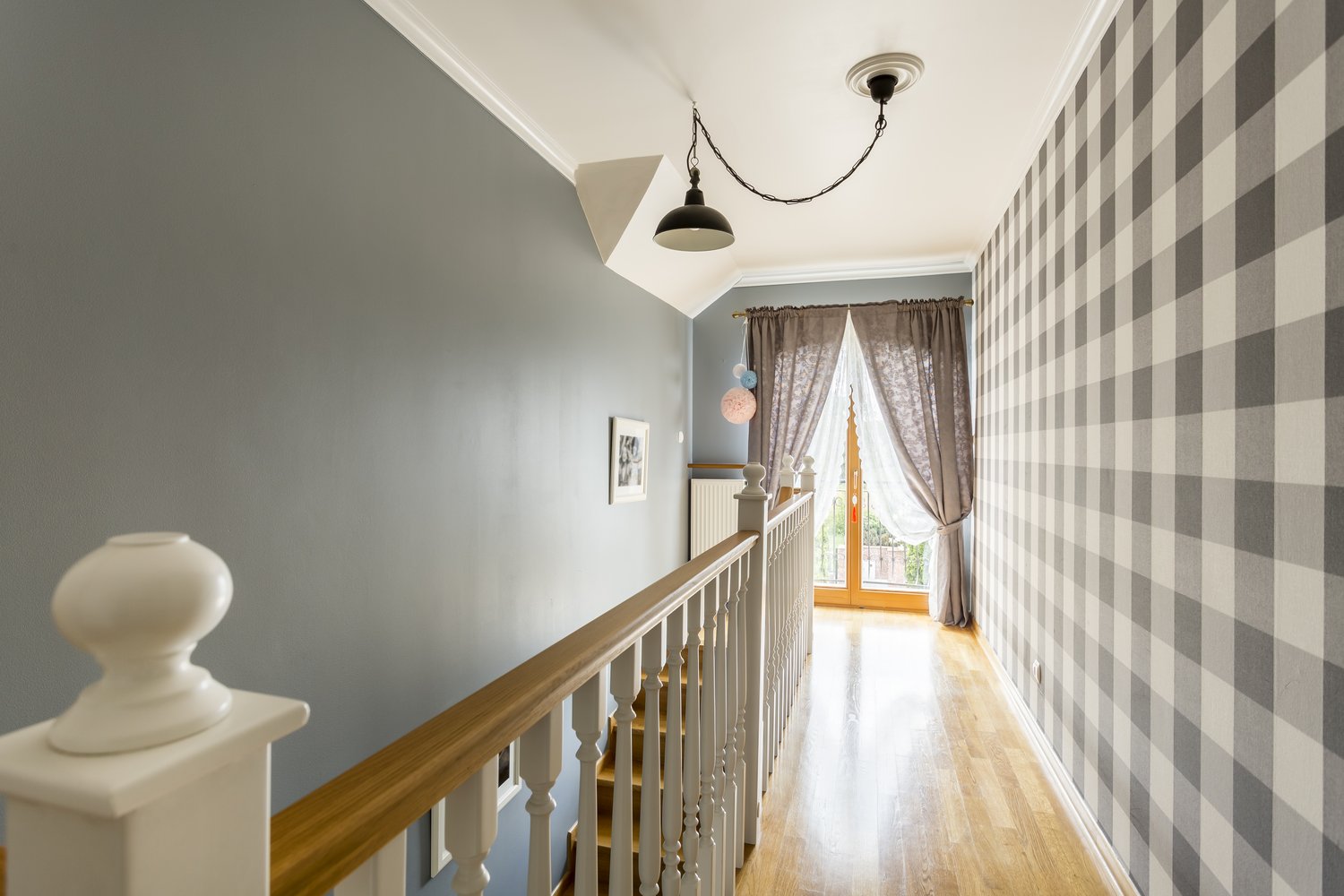 Jak dobrać oświetlenie do wysokiego przedpokoju